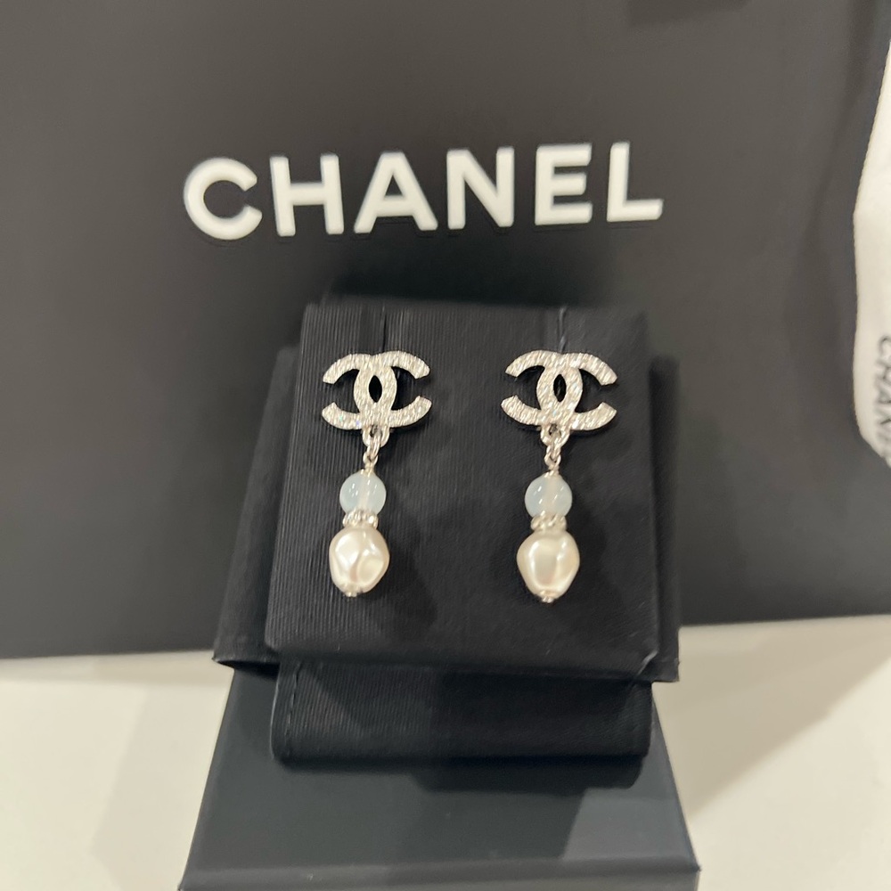 🔥CHANEL 🔥NEW COLLECTION White Drop Earrings with Iconic Logo and Pearl Elements